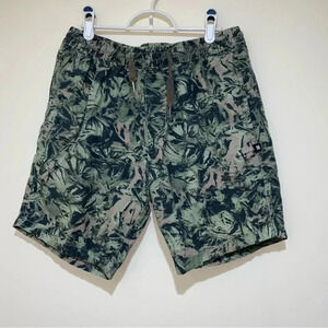 Men’s DC brand green Leaf  print drawstring waist Skater athletic shorts size M